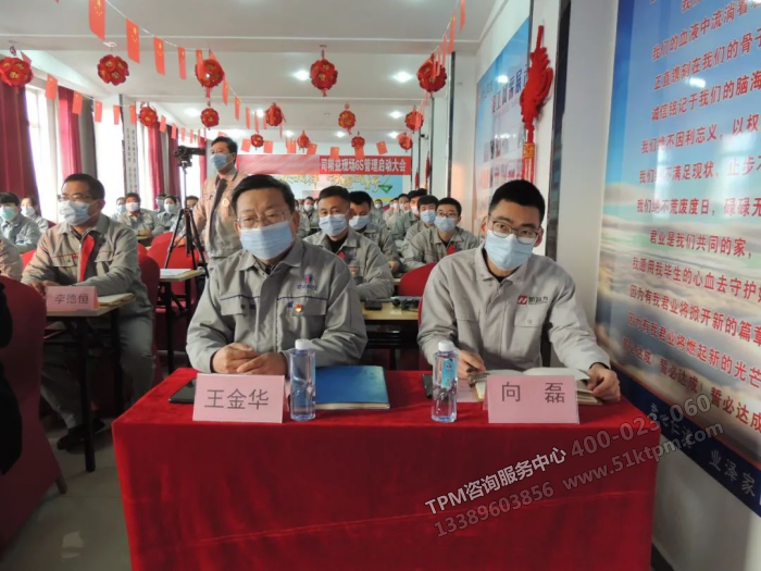 生產(chǎn)副總王副總（左）、新益為咨詢向老師（右）